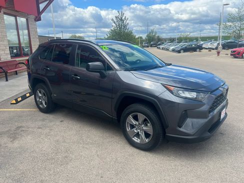 Used 2022 Toyota RAV4 LE AWD/4WD image 3