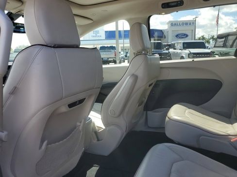 Used 2020 Chrysler Pacifica Limited image 15