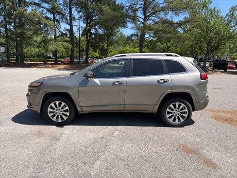 Used 2017 Jeep Cherokee Overland w/ Technology Group AWD/4WD image 2