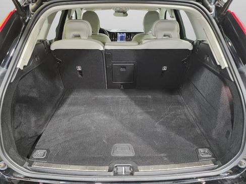 Used 2022 Volvo XC60 B5 Momentum AWD/4WD image 36