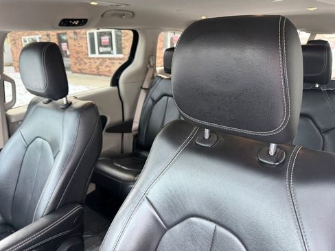 Used 2022 Chrysler Pacifica Touring-L image 18