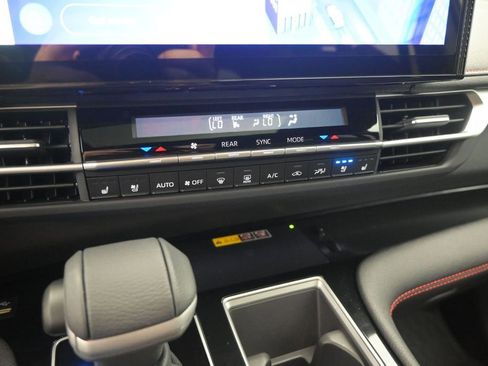 Used 2025 Toyota Sienna XSE w/ XSE Premium Package FWD image 25