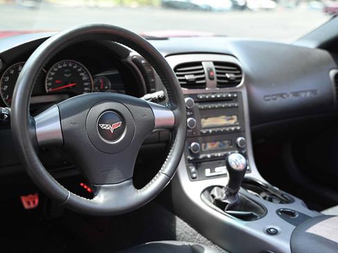 Used 2006 Chevrolet Corvette Convertible w/ Preferred Equipment Group RWD image 17