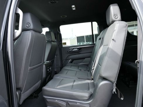 Used 2025 Chevrolet Suburban Z71 image 32