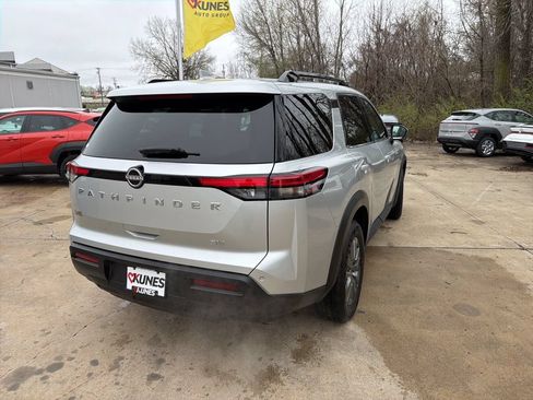 Used 2024 Nissan Pathfinder SV FWD image 9