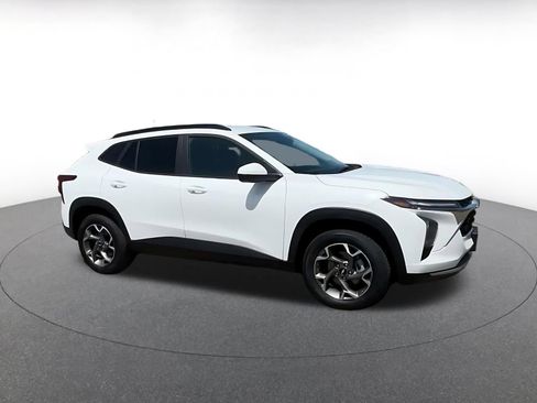 Used 2025 Chevrolet Trax LT w/ LT Convenience Package FWD image 2