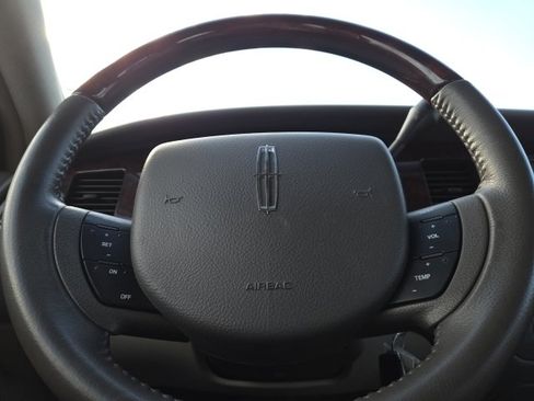 Used 2010 Lincoln Town Car Signature Limited image 15