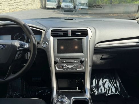 Used 2018 Ford Fusion SE w/ Fusion SE Technology Package FWD image 20
