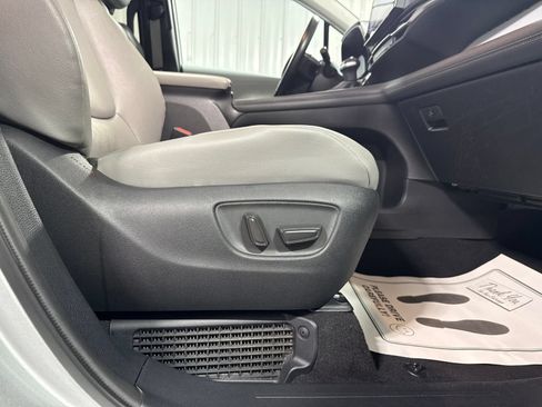 Used 2025 Toyota Sienna XLE FWD image 11