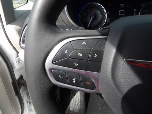 Used 2024 Chrysler Pacifica Touring-L image 15