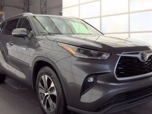 Used 2021 Toyota Highlander XLE FWD image 2