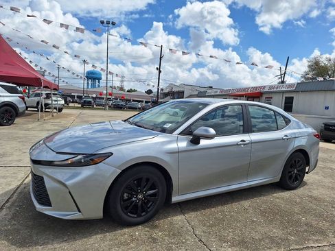 Used 2025 Toyota Camry LE image 9