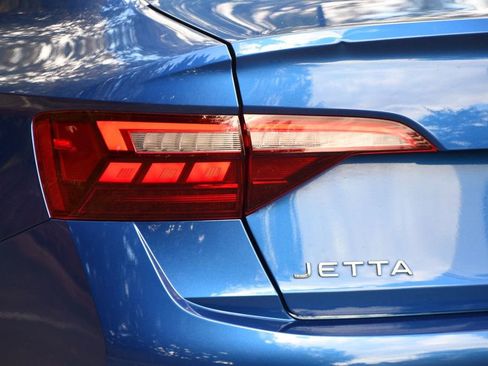 Used 2022 Volkswagen Jetta SE w/ Panoramic Sunroof Package image 7