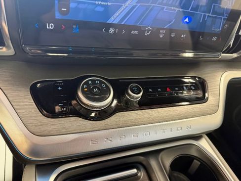 Used 2025 Ford Expedition Platinum w/ Driver's Package AWD/4WD image 11