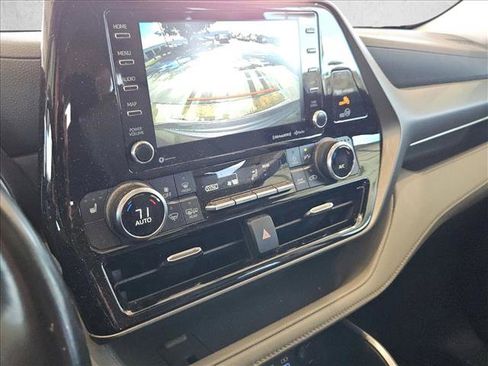 Used 2022 Toyota Highlander XLE image 9