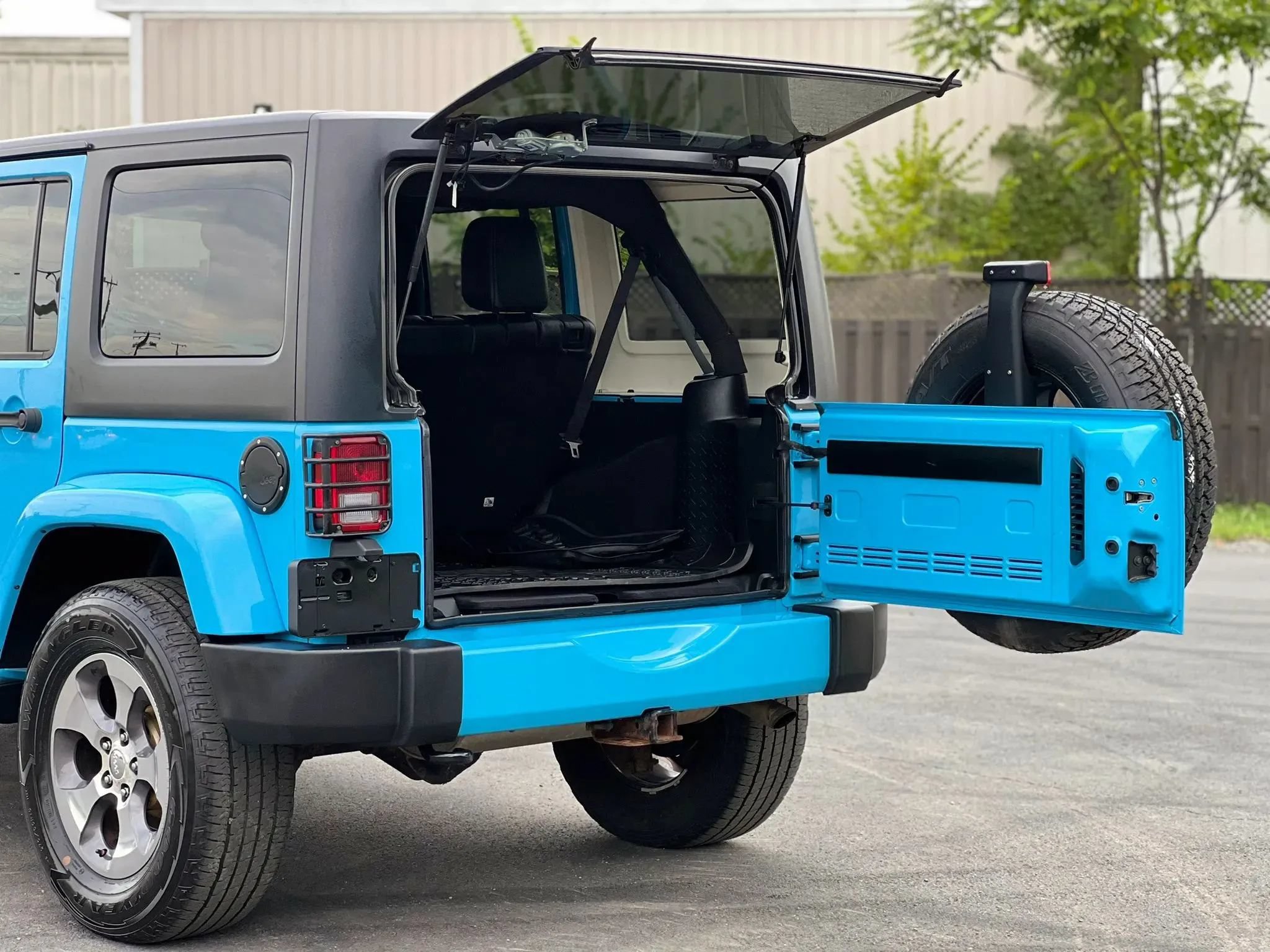 Used 2017 Jeep Wrangler Unlimited Sahara w/ Max Tow Package AWD/4WD image 38