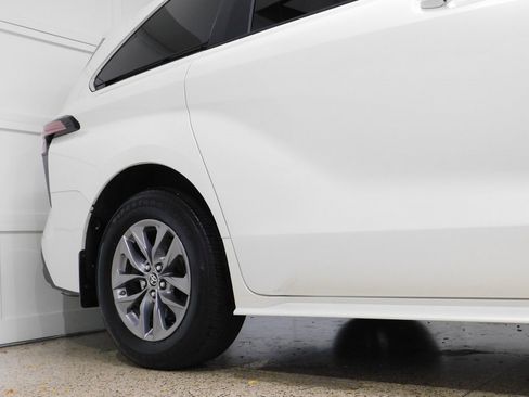 Used 2021 Toyota Sienna XLE image 8