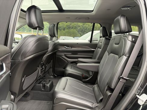 Used 2023 Jeep Grand Cherokee L Limited w/ Luxury Tech Group II AWD/4WD image 10
