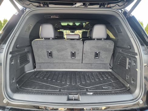 Used 2025 Chevrolet Traverse RS image 13