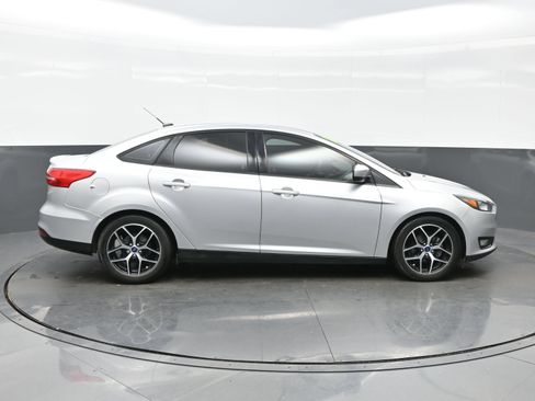 Used 2018 Ford Focus SE w/ SE Appearance Package FWD image 7
