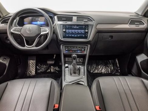 Used 2023 Volkswagen Tiguan SE w/ Panoramic Sunroof Package FWD image 28