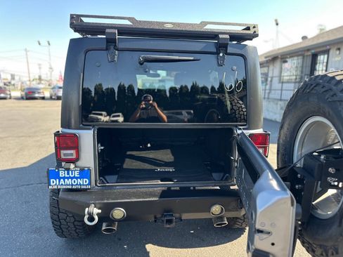 Used 2015 Jeep Wrangler Unlimited Rubicon w/ Connectivity Group AWD/4WD image 19