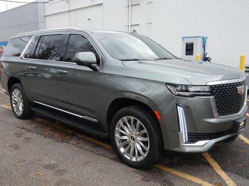 Used 2023 Cadillac Escalade ESV Premium Luxury image 2