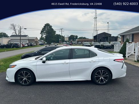 Used 2020 Toyota Camry SE FWD image 2