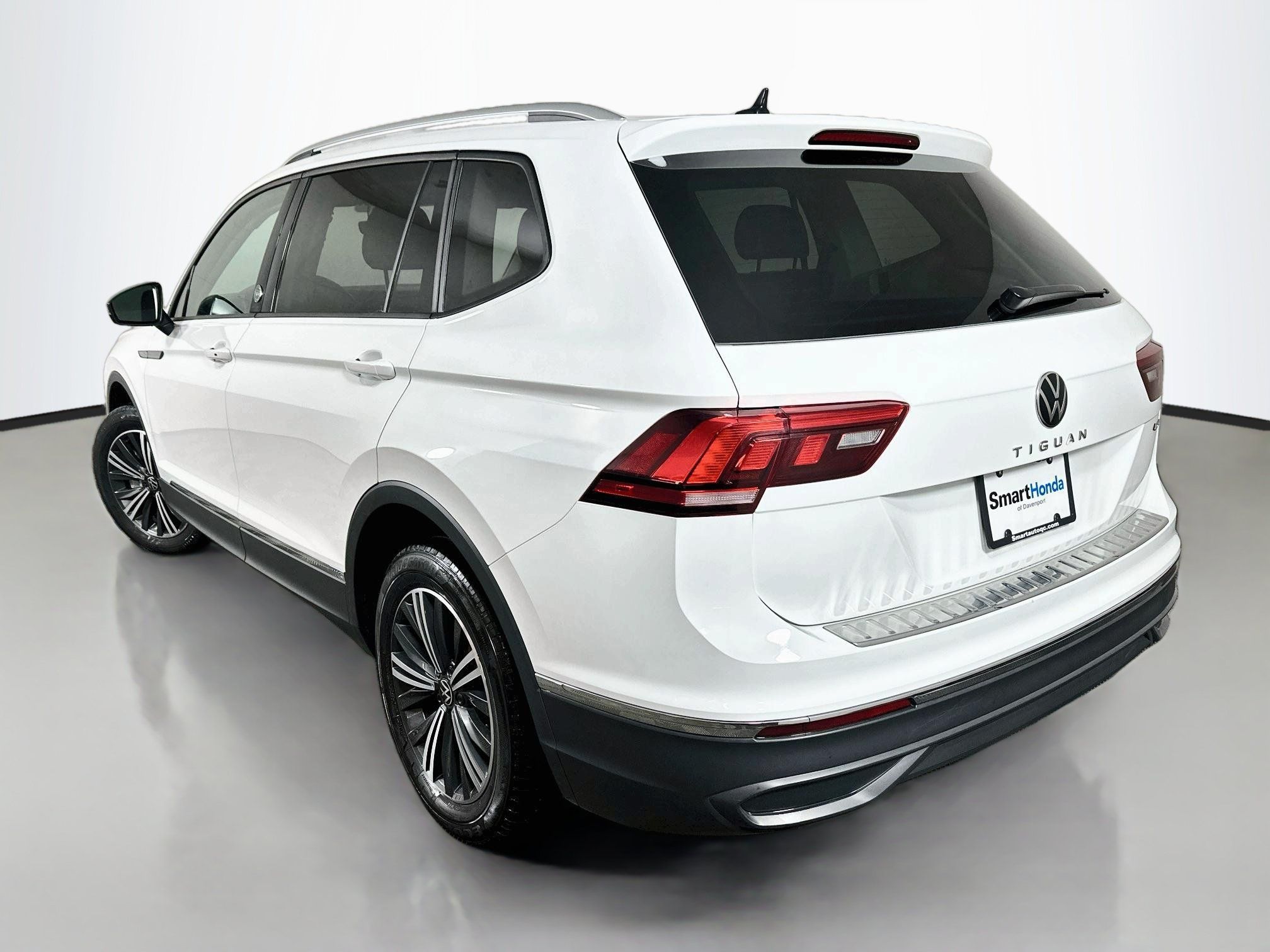 Used 2024 Volkswagen Tiguan Wolfsburg Edition AWD/4WD image 5