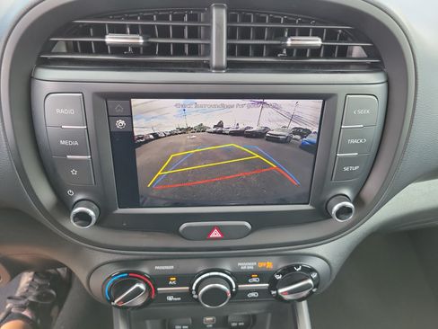 Used 2025 Kia Soul LX w/ LX Technology Package FWD image 16
