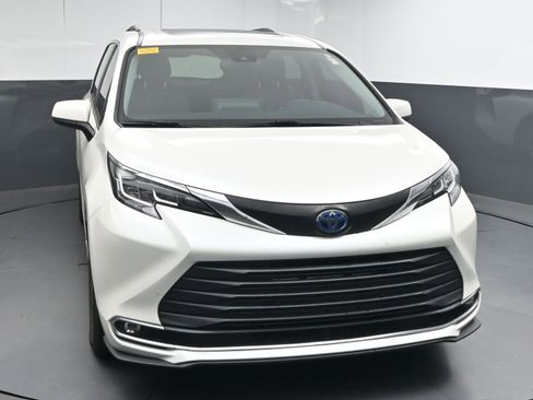 Certified 2021 Toyota Sienna XLE image 2