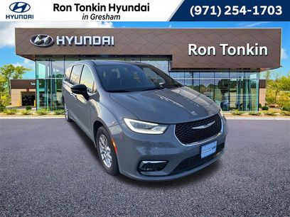 Used 2025 Chrysler Pacifica Select