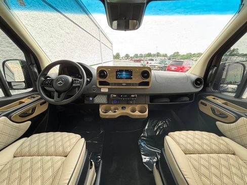 Used 2021 Mercedes-Benz Sprinter 2500 image 22