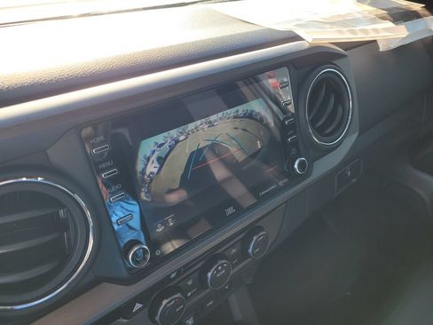 Used 2022 Toyota Tacoma TRD Off-Road w/ TRD Premium Off Road Package AWD/4WD image 15