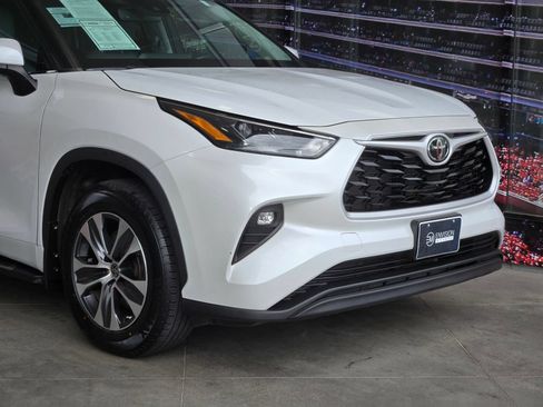 Used 2023 Toyota Highlander XLE AWD/4WD image 2