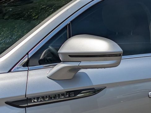 Used 2020 Lincoln Nautilus FWD w/ Equipment Group 101A image 11