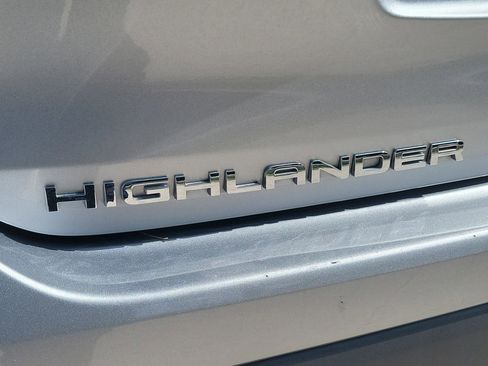 Used 2024 Toyota Highlander LE image 6