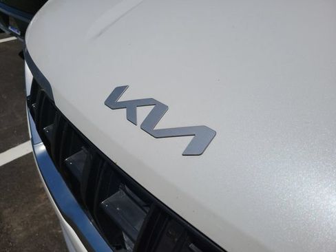 Used 2024 Kia Carnival LX FWD image 4