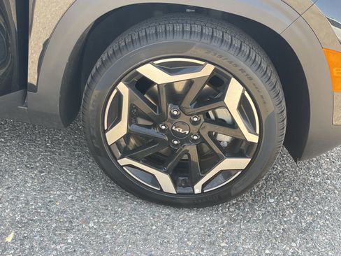Certified 2024 Kia Seltos SX w/ SX Sunroof Package AWD/4WD image 8
