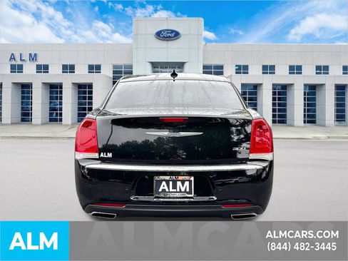 Used 2021 Chrysler 300 Touring L image 7