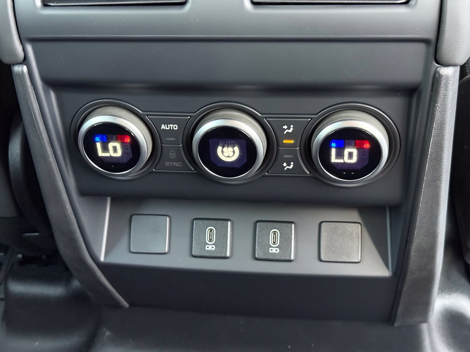New 2026 Land Rover Defender 110 X-Dynamic SE AWD/4WD image 17