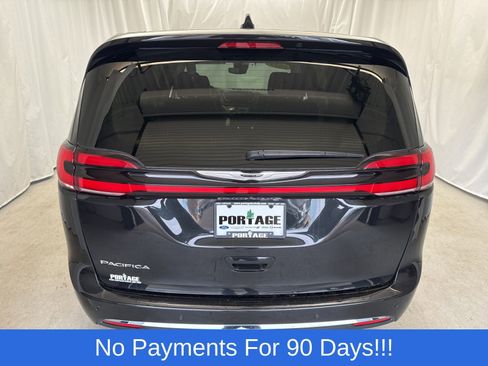 Used 2023 Chrysler Pacifica Touring-L image 3
