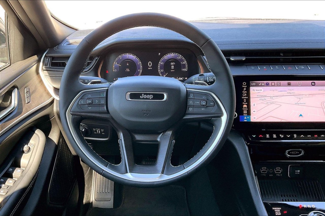 Used 2026 Jeep Grand Cherokee Limited AWD/4WD image 9