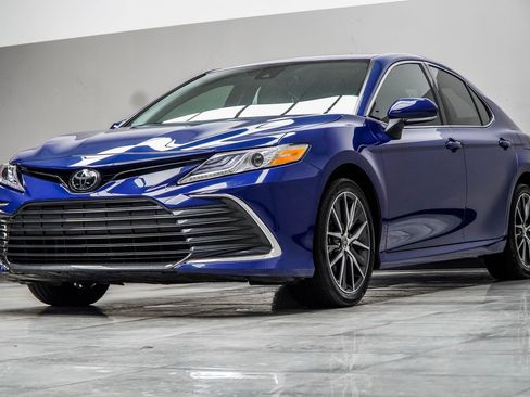 Used 2024 Toyota Camry XLE FWD image 9