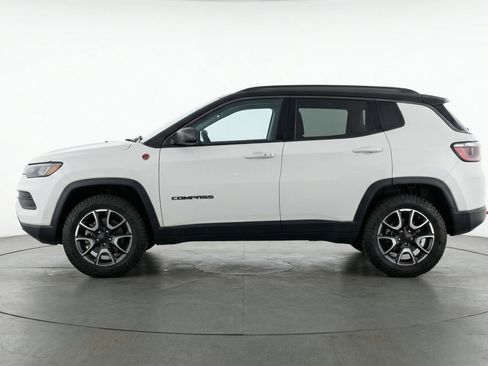 Used 2025 Jeep Compass Trailhawk image 5
