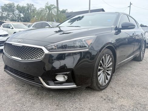 Used 2017 Kia Cadenza Premium w/ Luxury Package FWD image 4
