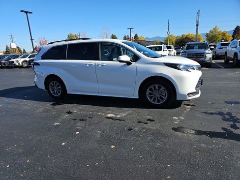 Used 2025 Toyota Sienna LE image 70