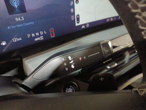 Used 2025 Buick Enclave Sport Touring image 21