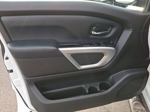 Used 2018 Nissan Titan SV image 13