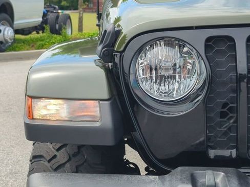 Certified 2021 Jeep Gladiator Sport AWD/4WD image 11